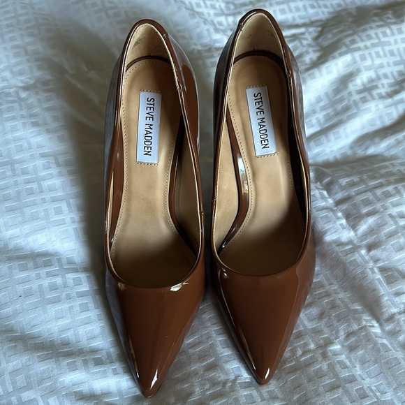 **SEASONS HOTTEST COLOR** Steven Madden Daisie Pump - Picture 1 of 7